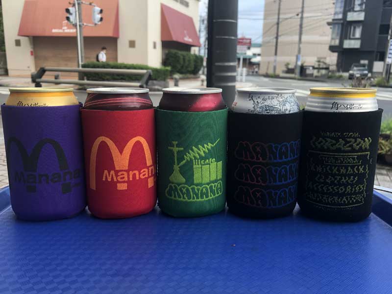 manana origial koozie by CORAZON �}�j���[�ix�R���\���@�N�[�W�[�A�h�����N�z���_�[
