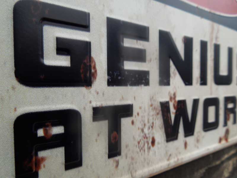 �V�i�@�A���e�B�[�N���H �u���L�����ʊ��̂���Warning! Genius at work�̊ŔA�K���[�W�G��