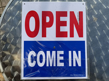 HOLLYWOOD SIGN CO�@Plastic Sign�A�@�n���E�b�h�T�C���Ђ̃v���X�`�b�N���̃T�C���A�Ŕ� OPEN/Clock