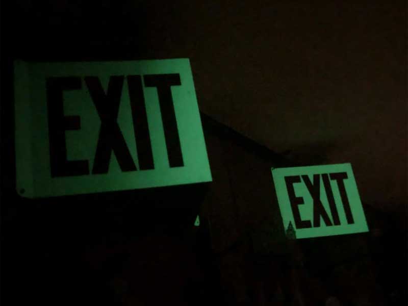 Glow in the Dark PROJECTING SIGN EXIT、暗闇で光る 立体的なアルミ製のExitサイン、看板