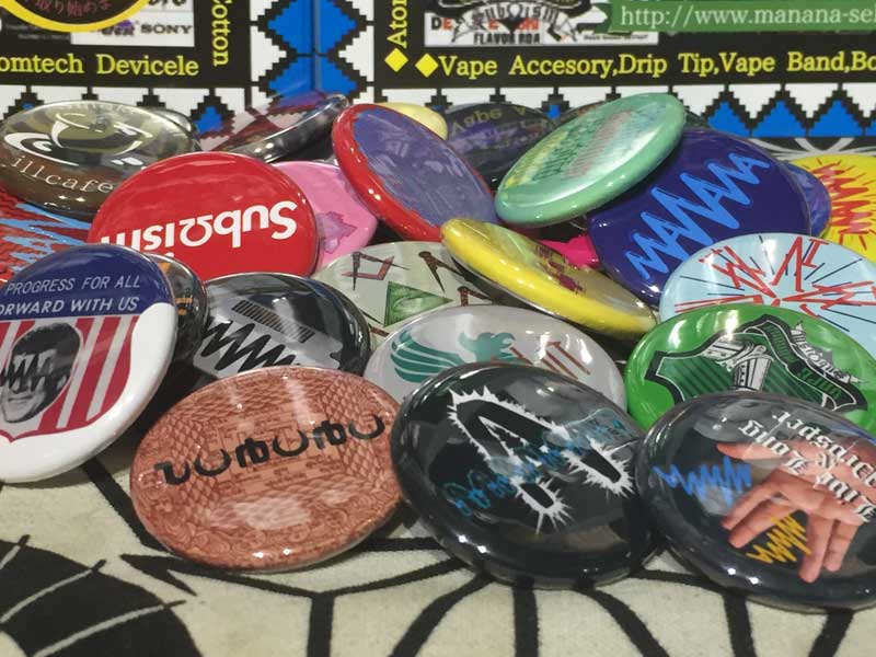 �V�i manana/Sub��ism/ill cafe/manala 32mm & 44x70mm �I���W�i�� �ʃo�b�`