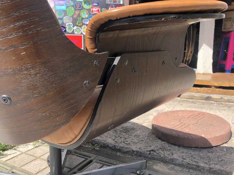 Vintage Lounge Chair & Ottoman@re[W EW`FA@Ibg}tAeamest@ɂI