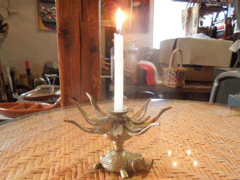 Nepal lp[̐^J̘@̉ԂƏۂ̃LhX^hABrass Lotus Candle Stand
