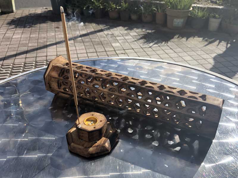 �C���h�̃}���S�[�E�b�h�̂������ăX�^���h�^ Mango Wood Incense Stand  