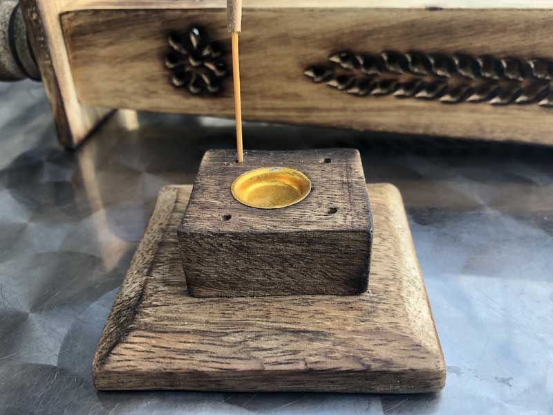 �C���h�̃}���S�[�E�b�h�̂������ă^���[ �X�^���h�^ Mango Wood Incense Tower Stand 