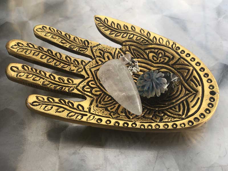 White metal Hand Tray ホワイトメタル製のメヘンディ柄 ハンド型トレイ、コーン用のお香立て