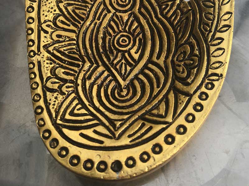 White metal Hand Tray ホワイトメタル製のメヘンディ柄 ハンド型トレイ、コーン用のお香立て