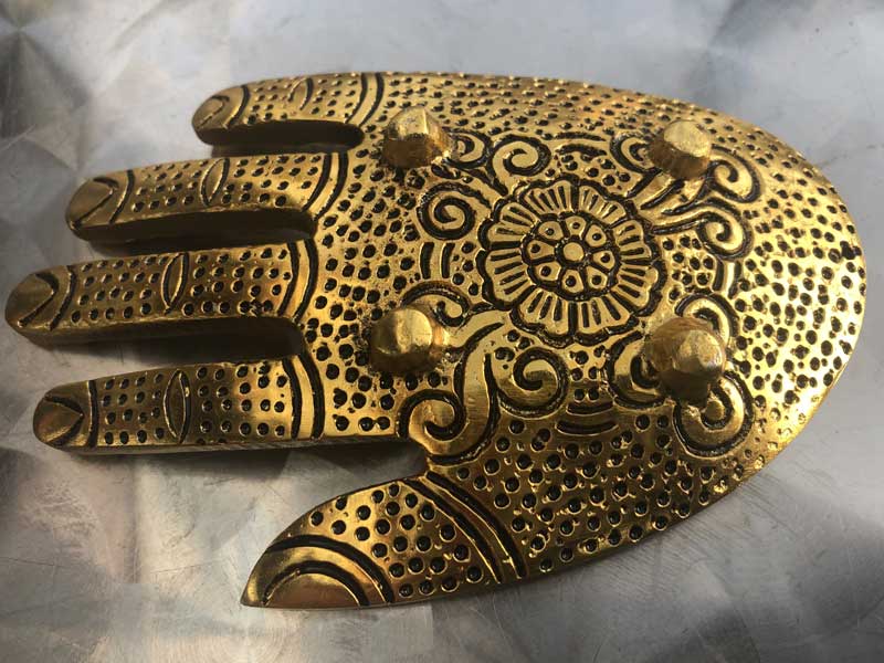 White metal Hand Tray ホワイトメタル製のメヘンディ柄 ハンド型トレイ、コーン用のお香立て