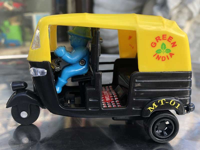 インドの走るミニカー　運転手付き 3輪タクシー オートリクシャ、トゥクトゥク ブリスターパック 