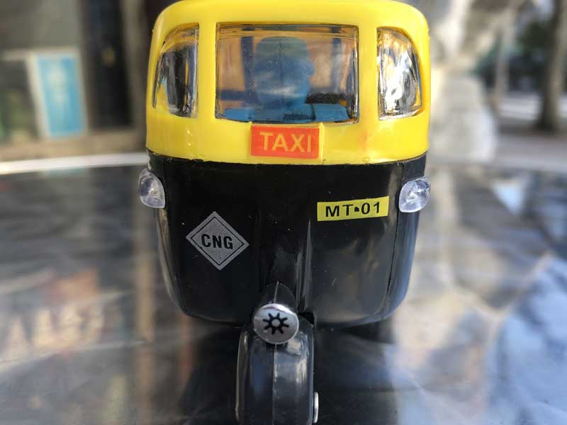 インドの走るミニカー　運転手付き 3輪タクシー オートリクシャ、トゥクトゥク ブリスターパック 